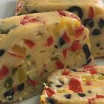 Pastel sin gluten con pimientos asados, queso y olivas
